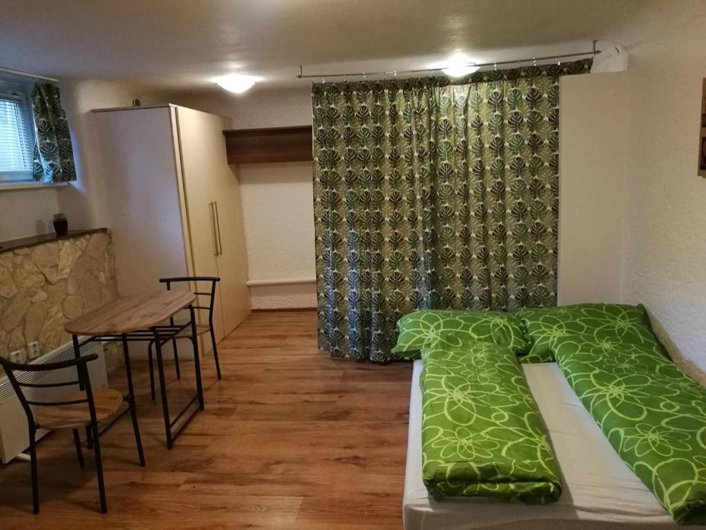 Posteľ alebo postele v izbe v ubytovaní City Center Studio Apartman