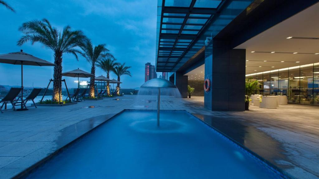 Bazén v ubytování Holiday Inn Putian Xiuyu by IHG nebo v jeho okolí