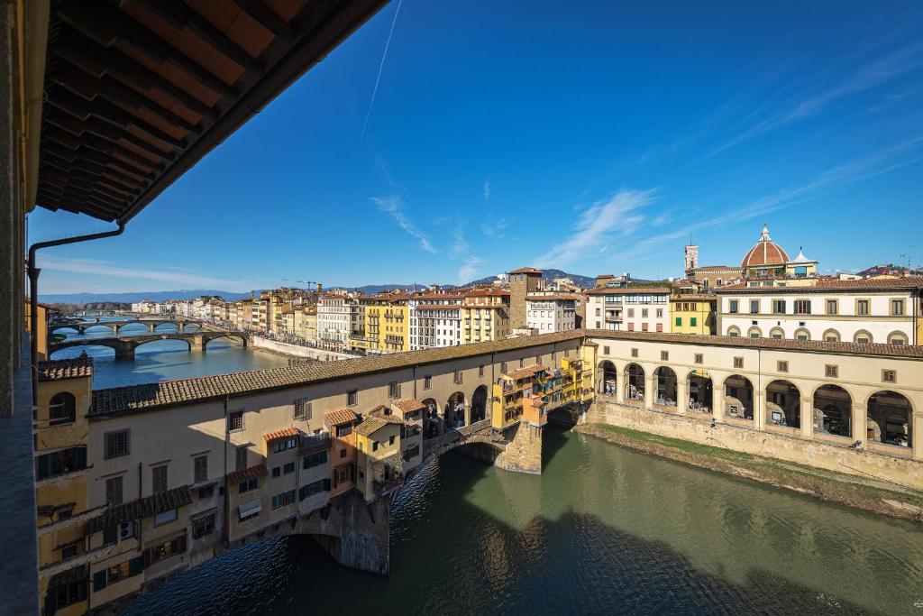 Blick auf eine Brücke über den Fluss nervosa in der Unterkunft Apartments Florence - Dreams Over Ponte Vecchio in Florenz