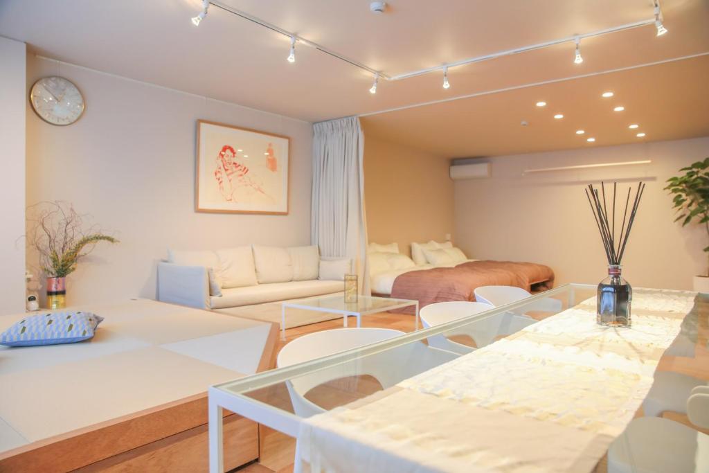 - un salon avec un canapé et un lit dans l'établissement d3 HOTEL gallery2, à Osaka