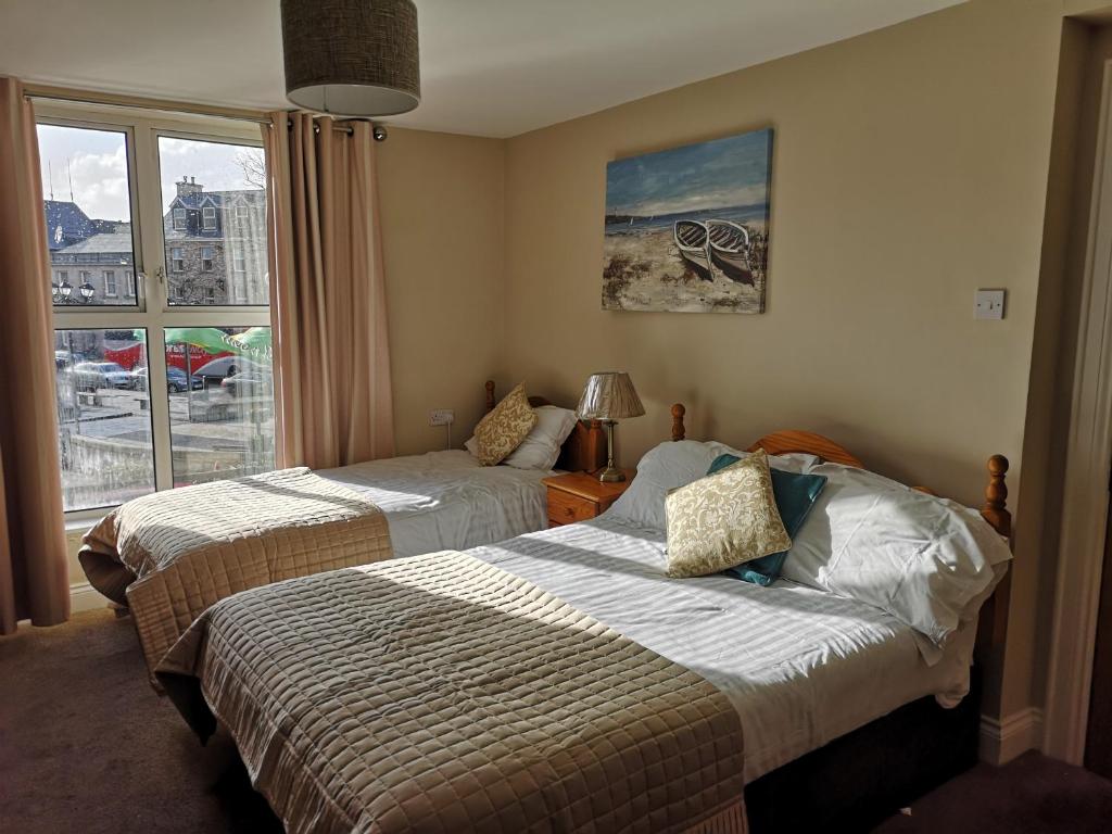 Un pat sau paturi într-o cameră la O'Donnell's Of Donegal