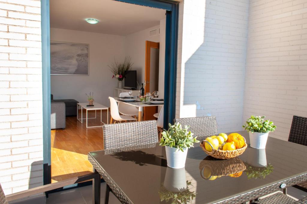 un comedor con una mesa con un bol de fruta en Stay In Brisas del Sur, en Alicante