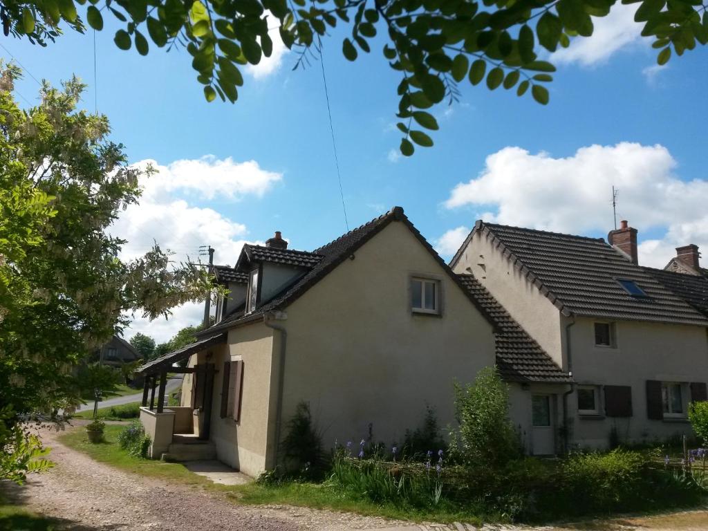 une maison blanche avec un toit dans l'établissement Les Gallerands, à Bessais-le-Fromental