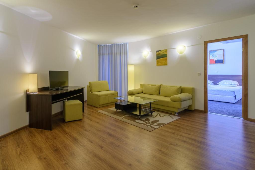 One-Bedroom Apartment Pool or Park View and balcony