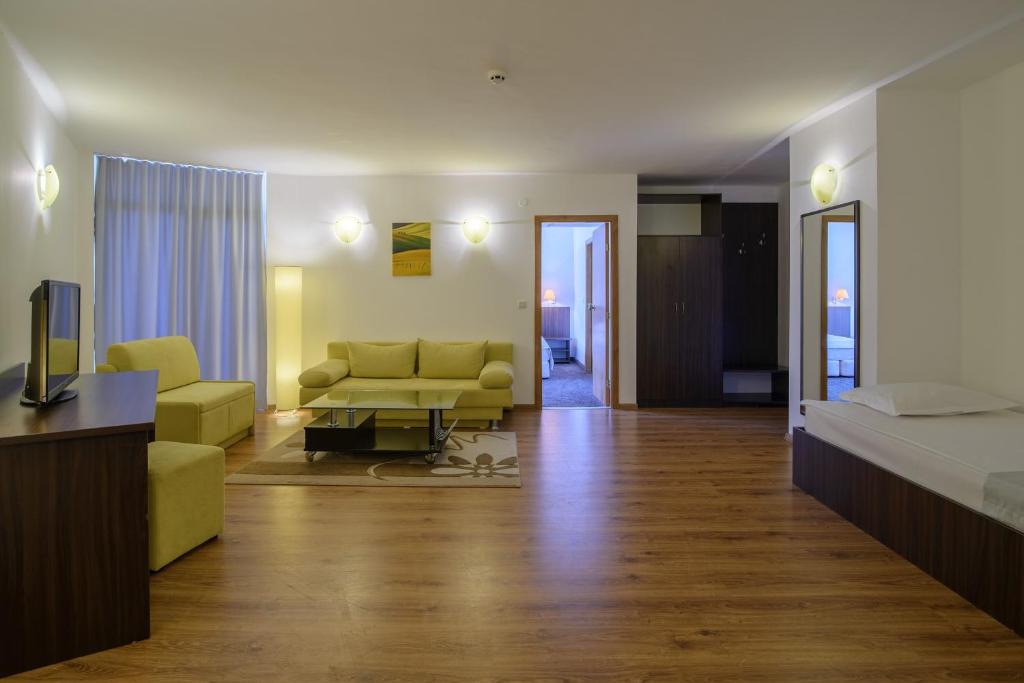One-Bedroom Apartment Pool or Park View and balcony