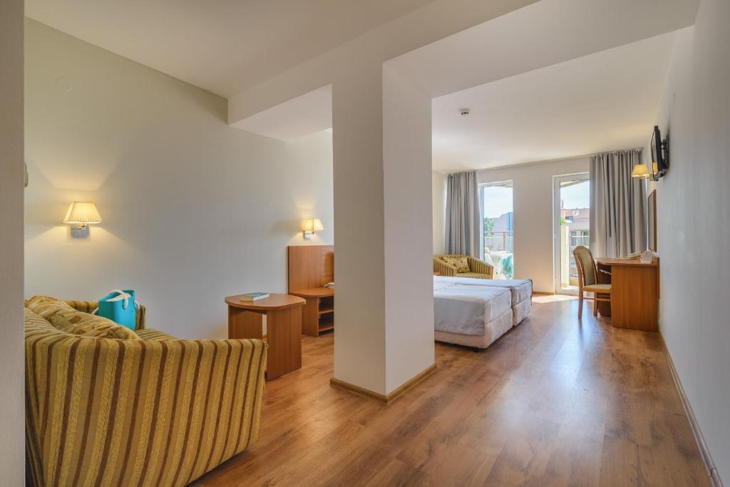 Junior Suite with Pool View and balcony