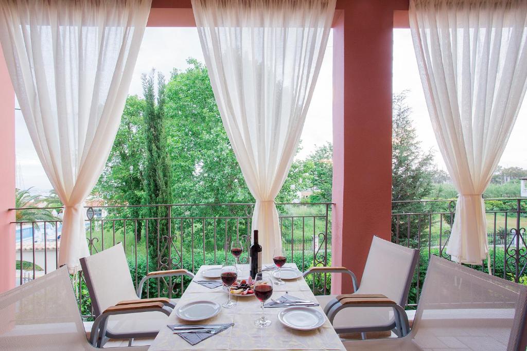 Balkón nebo terasa v ubytování Spiti Prifti Apartments