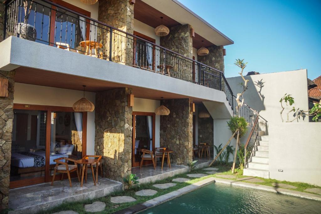 una casa con piscina frente a ella en Bisma Terrace Suite Ubud en Ubud
