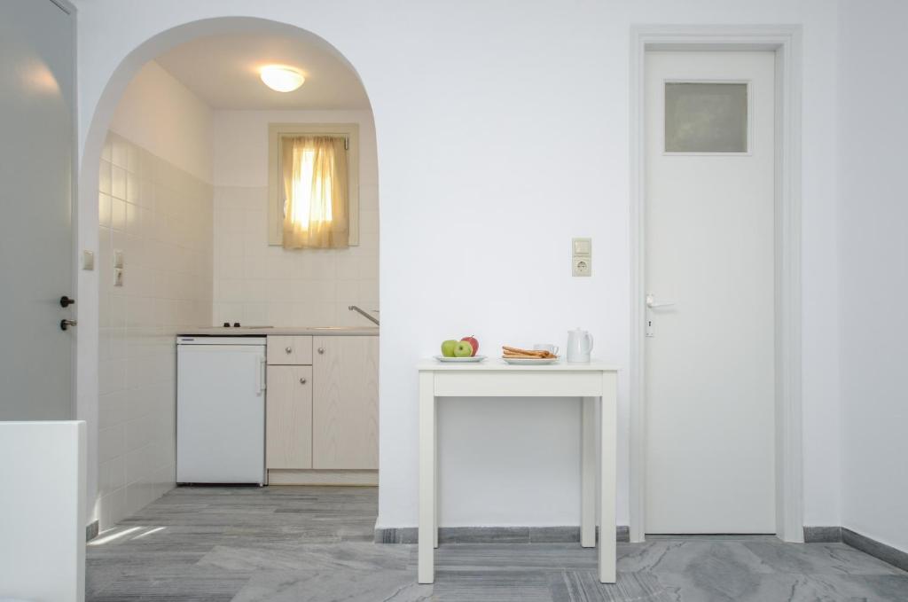 A kitchen or kitchenette at Soula Naxos
