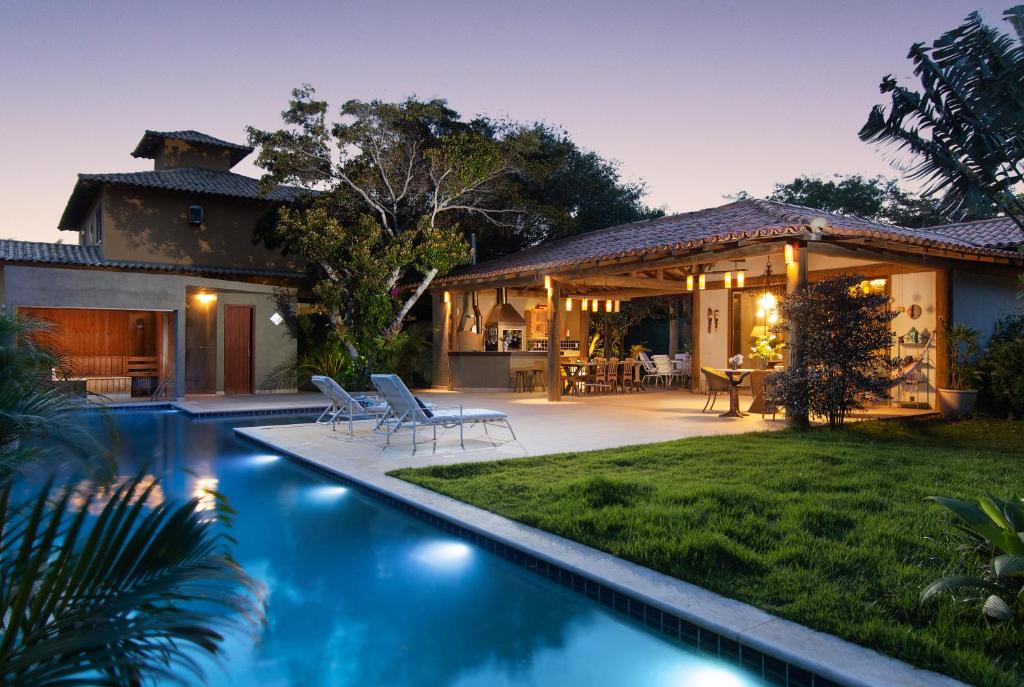 a house with a swimming pool in the yard at Casa dos Navegantes Búzios in Búzios