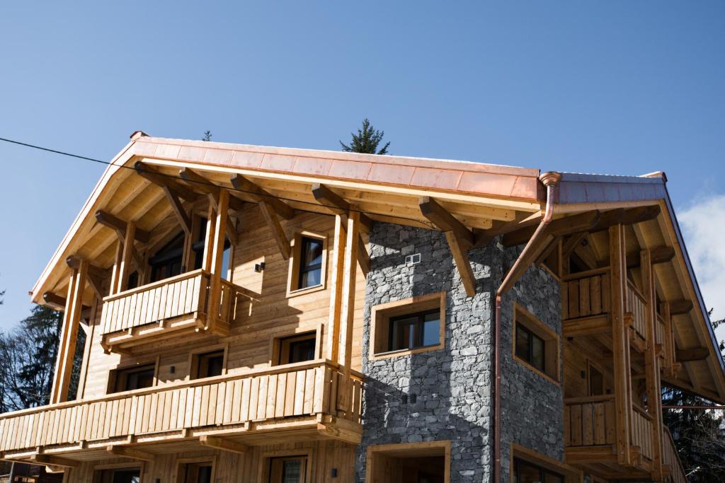 a log home with a gambrel roof at Chalet sur les monts Morzine in Montriond