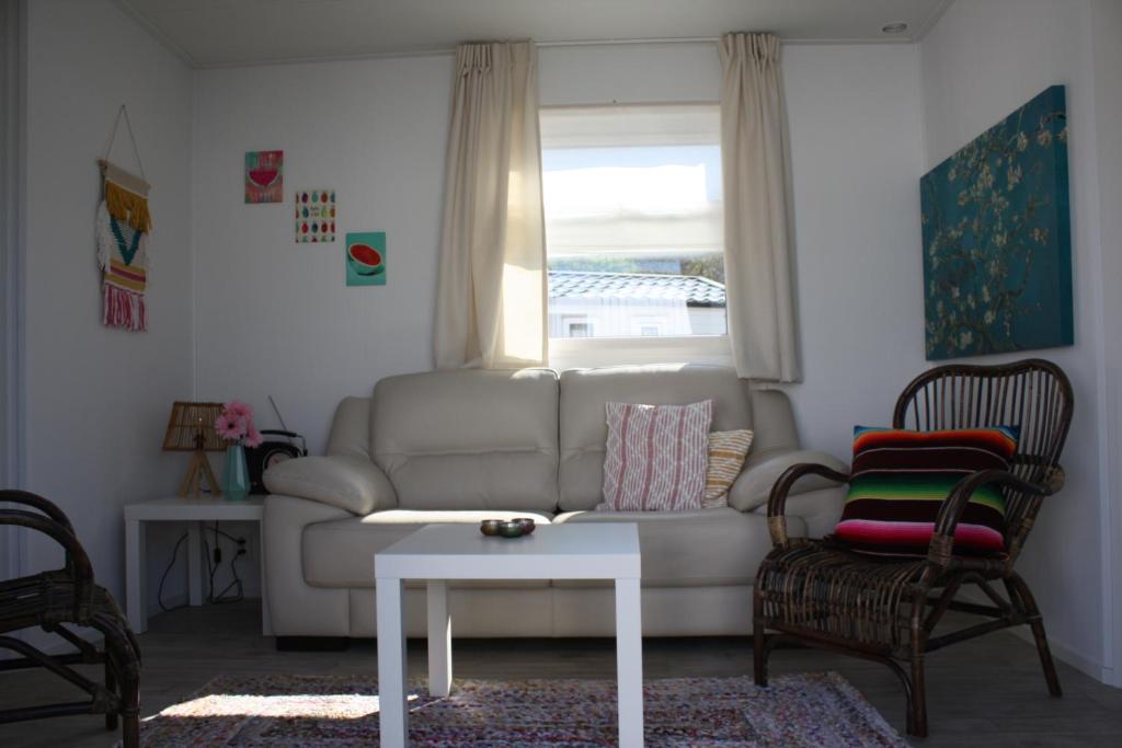 Χώρος καθιστικού στο Chalet Charlee
