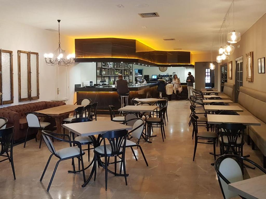 Reštaurácia alebo iné gastronomické zariadenie v ubytovaní Hostal Restaurante Dulcinea de El Toboso