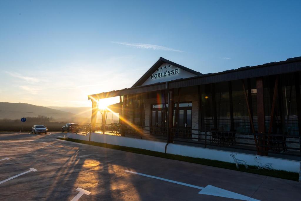 Complex Noblesse - 阳台的王室