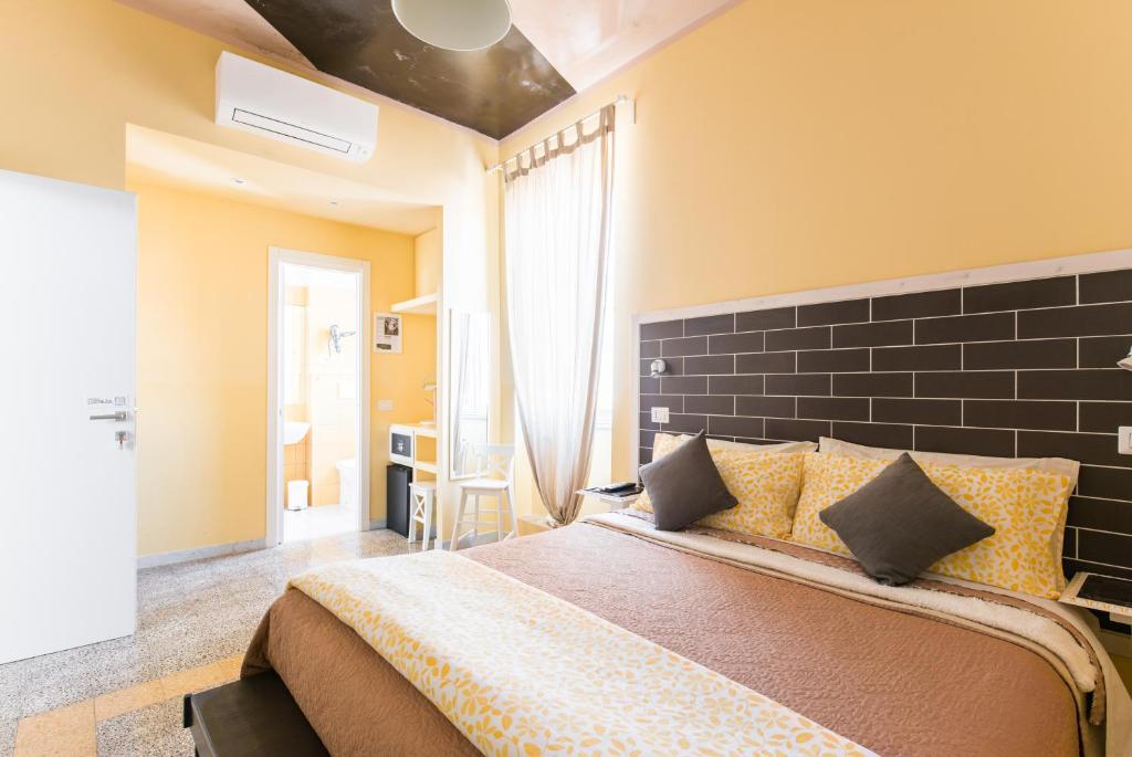 ローマにあるB&B Casa Torpìのベッドルーム1室(大型ベッド1台付)