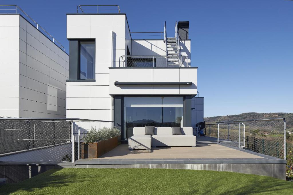 vistas a una casa desde el patio trasero en Villa Alimar - Basque Stay en San Sebastián