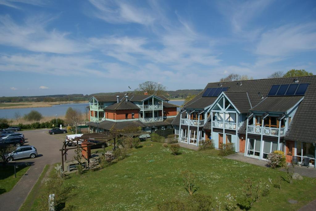 eine Luftaufnahme eines Hauses mit Solarmodulen darauf in der Unterkunft Ferienwohnung Mönchgut 1 mit Wintergarten und Terrasse in Ostseebad Sellin
