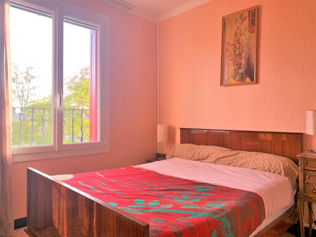 a bedroom with a bed and a window at LA PROVENÇALE in Orange
