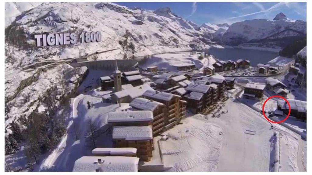 uma cidade coberta de neve numa montanha em Tignes 1800 em Tignes