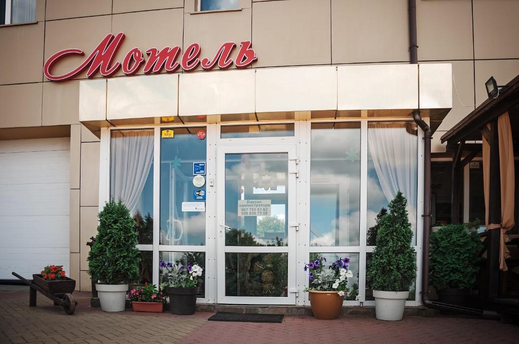 een winkel met een bord op de deur bij Avto Spa in Chmelnytsky