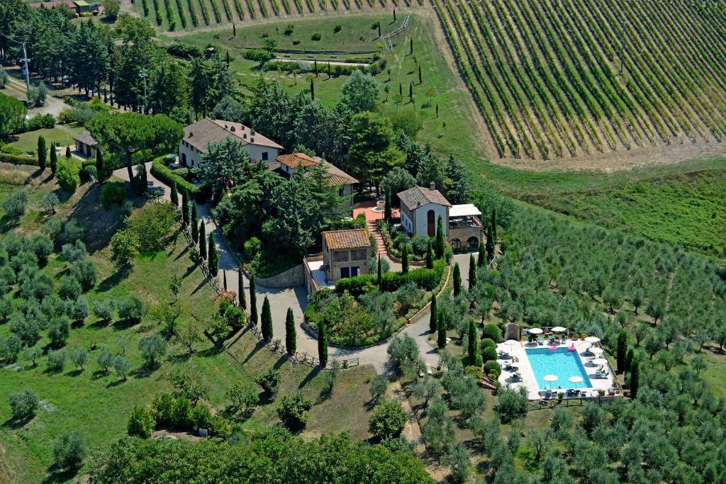 una vista aérea de una casa con piscina en Tenuta delle Rose, en Montaione
