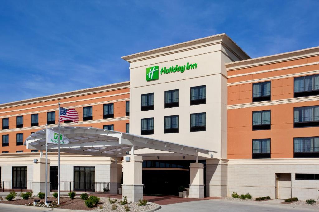 an exterior view of a holiday inn hotel at Holiday Inn Saint Louis-Fairview Heights, an IHG Hotel in Fairview Heights