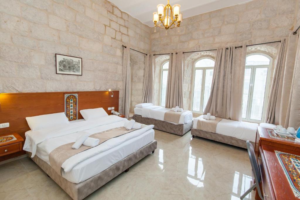 Postel nebo postele na pokoji v ubytování Azzahra Boutique Hotel & Restaurant - Jerusalem