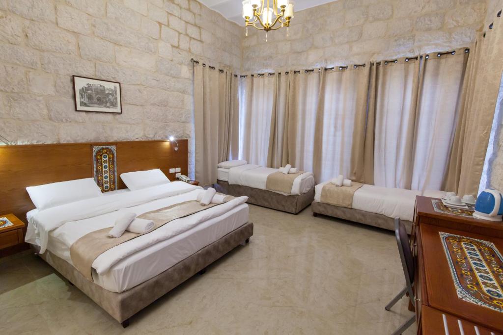 Postel nebo postele na pokoji v ubytování Azzahra Boutique Hotel & Restaurant - Jerusalem