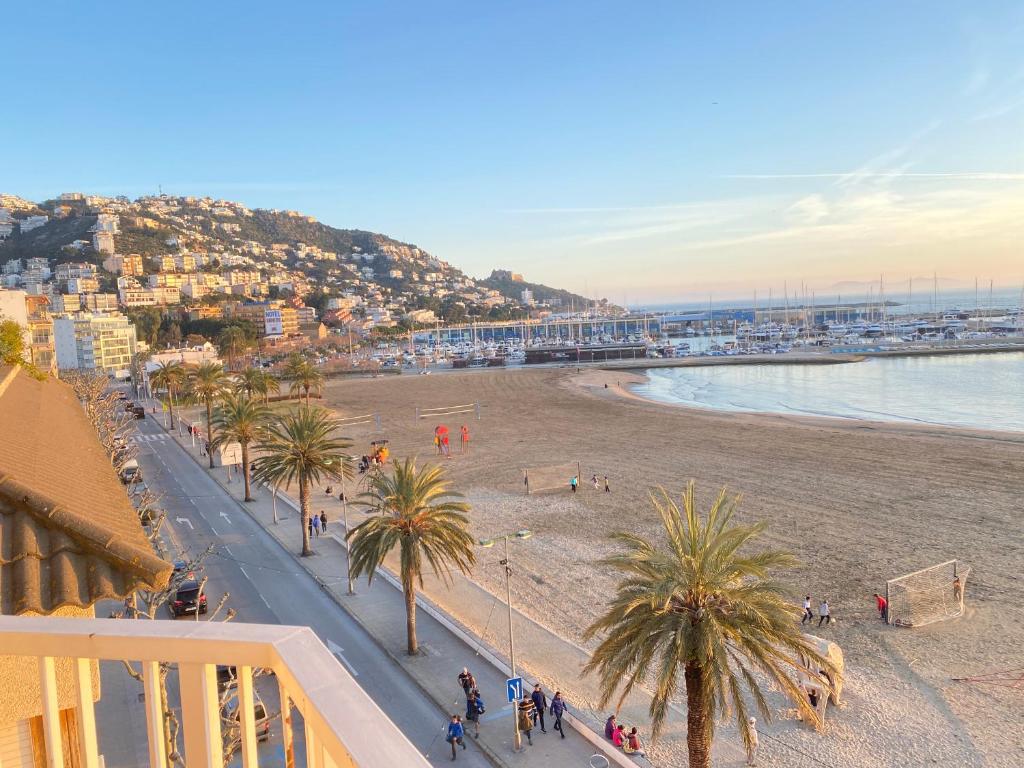 - Vistas a una playa con palmeras y a la ciudad en Agi Avenida Apartments, en Roses