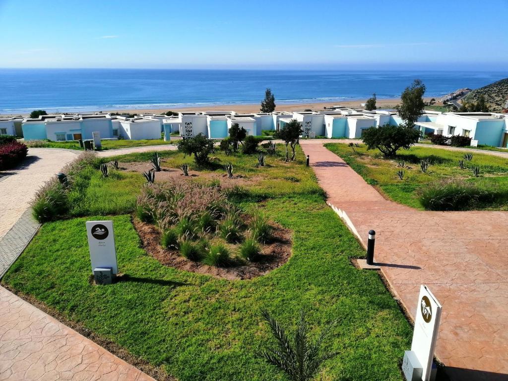 Lunja Village - Agadir في تغازوت: اطلالة جوية على حديقة فيها بيوت ومحيط