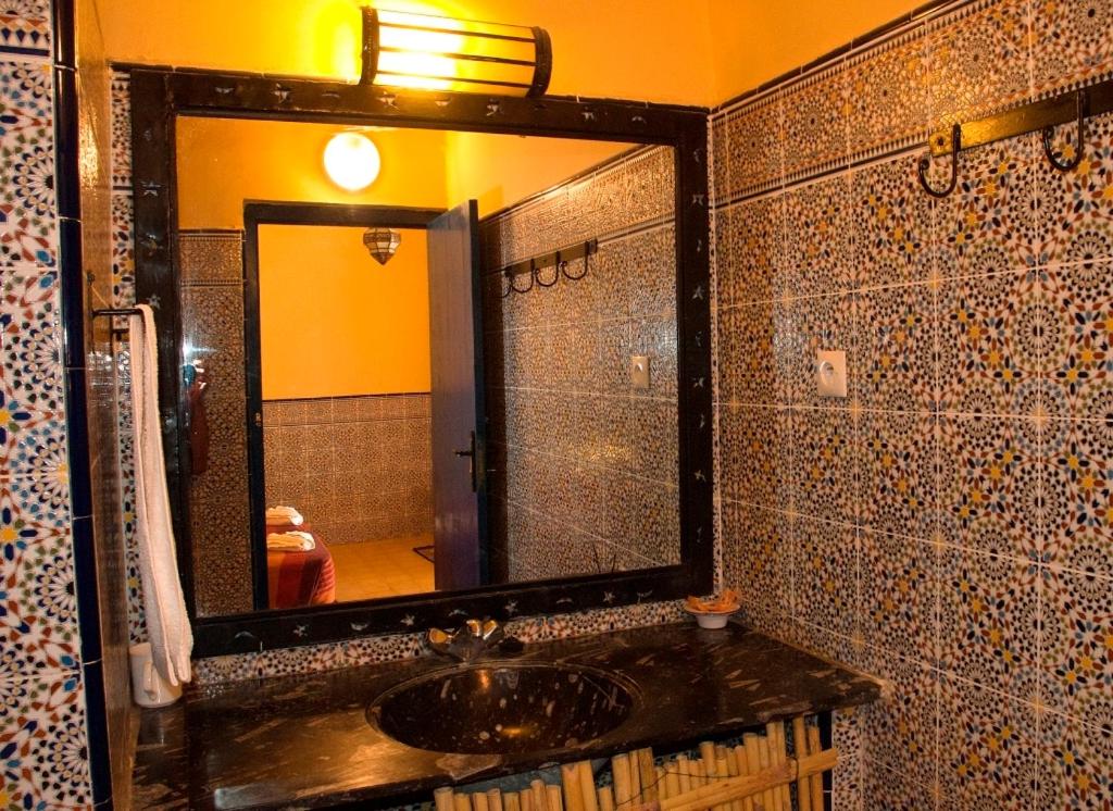 Ένα μπάνιο στο Hotel Riad Ali