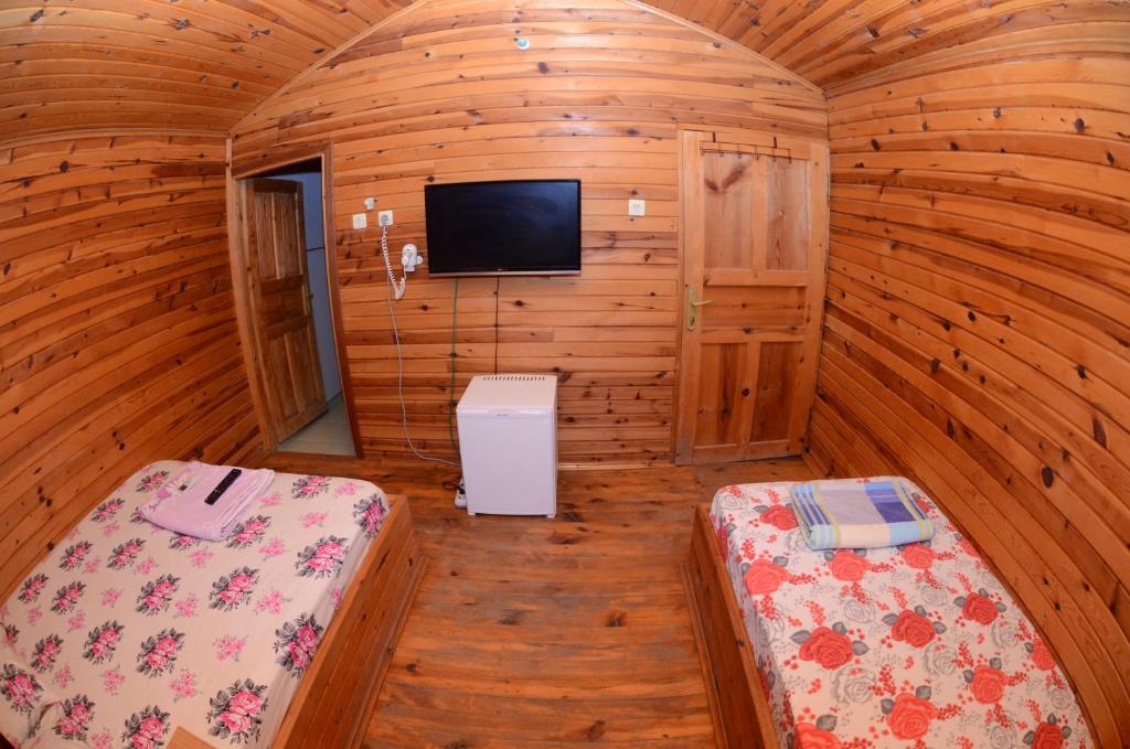 TV a/nebo společenská místnost v ubytování Olympos Camlık Pension