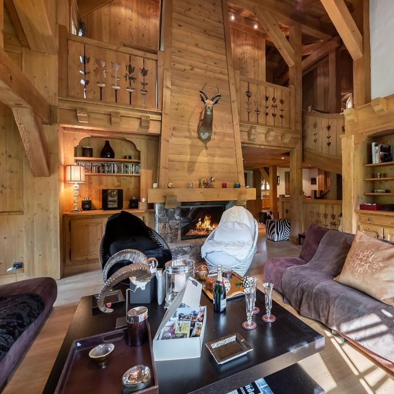 un salon avec un canapé et une cheminée dans l'établissement Beautiful Nirvana, à Megève