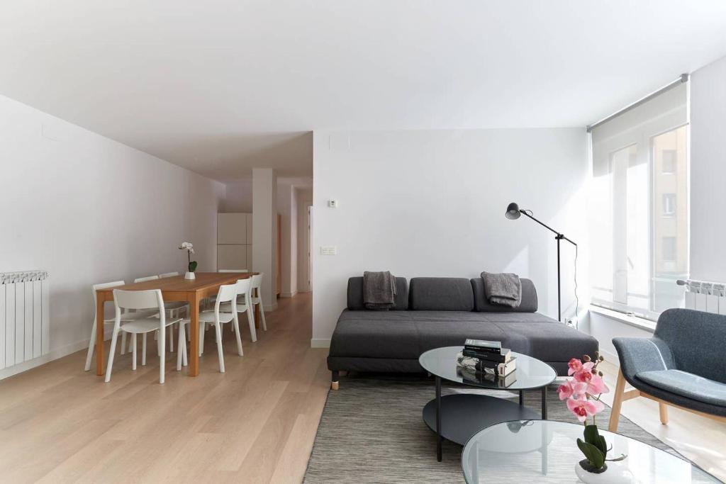 ein Wohnzimmer mit einem Sofa und einem Tisch in der Unterkunft Piso recién reformado en el centro de Pamplona in Pamplona