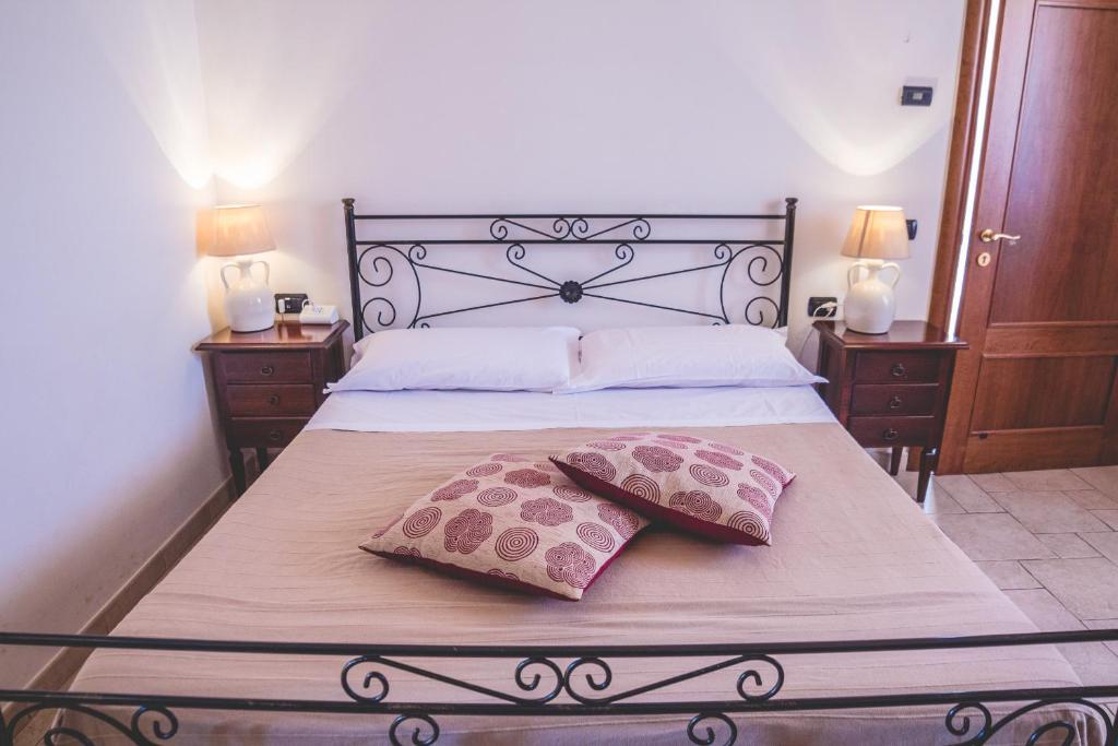 Postel nebo postele na pokoji v ubytování Trulli-eu Guesthouse Alberobello
