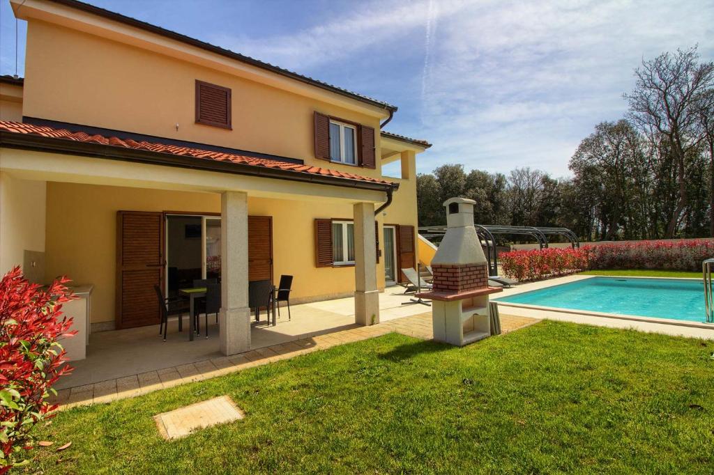 Bazén v ubytovaní Complex of 2 villas Olivia-Marisol with 2 private pools for up to 20 persons, 200m from the beach alebo v jeho blízkosti