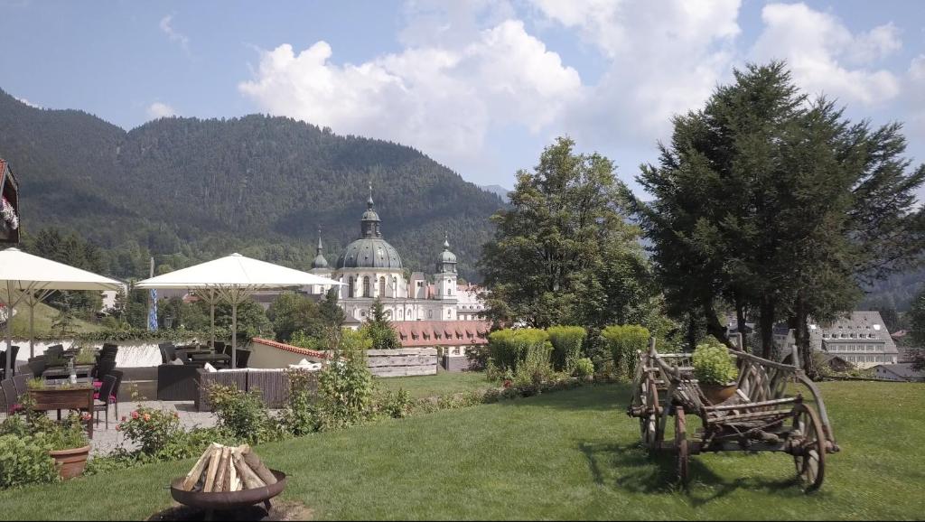 Nespecifikovaný výhled na hory nebo výhled na hory při pohledu z hotelu