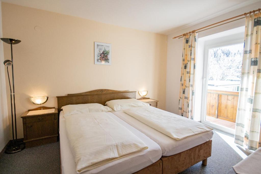 Postel nebo postele na pokoji v ubytování Pension Nina & Gasthof Alpenrose
