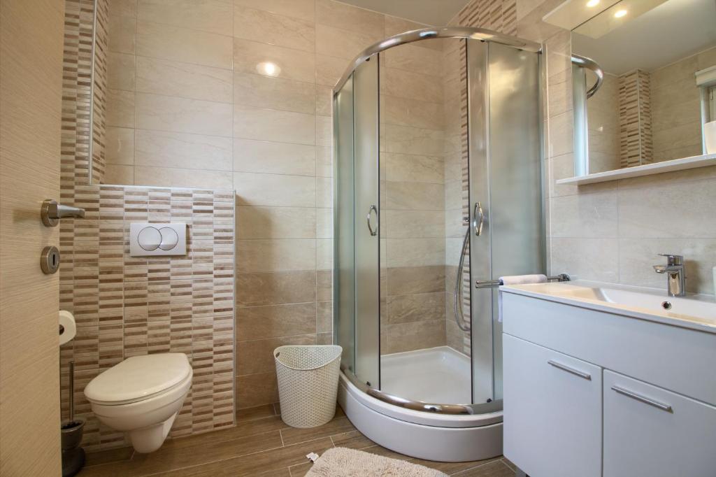 Kúpeľňa v ubytovaní Complex of 2 villas Olivia-Marisol with 2 private pools for up to 20 persons, 200m from the beach