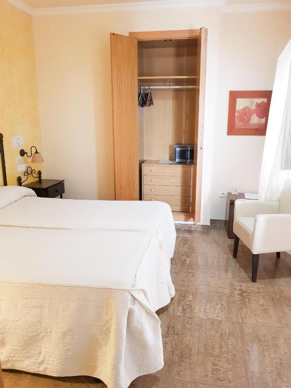 Postel nebo postele na pokoji v ubytování Hotel Plaza Escribano