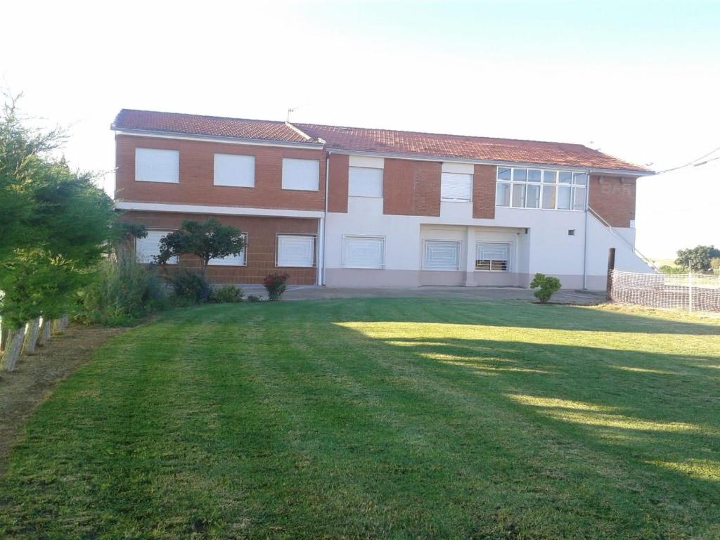 a large house with a large lawn in front of it at Vivienda Turística El Asturiano in Montamarta