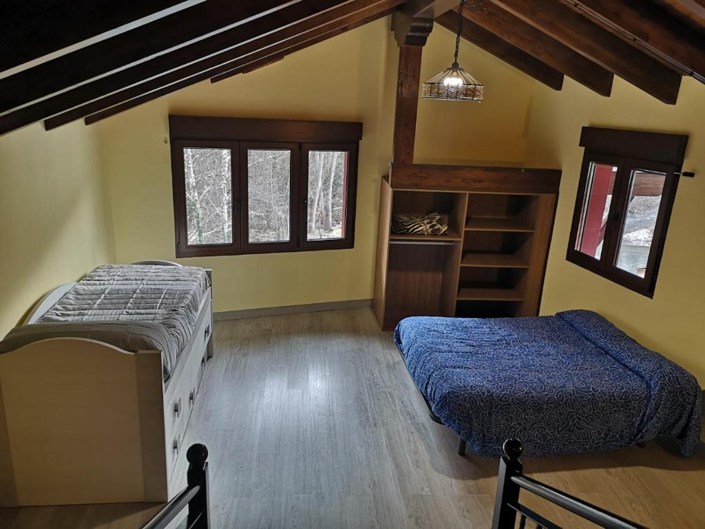 A bed or beds in a room at Casa Rural Rio Cabrera