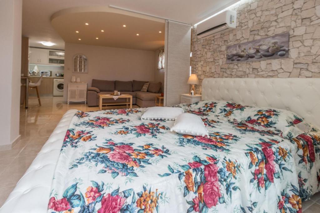 Postel nebo postele na pokoji v ubytování Anastasia Residence Sea View