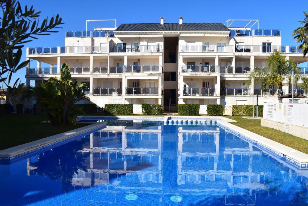 ein Hotel mit einem Pool vor einem Gebäude in der Unterkunft Anacasa Vora Golf II Playa Rabdells AP437 in Oliva