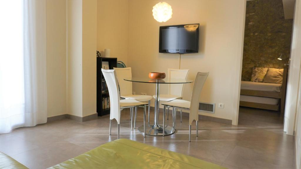 Televízia a/alebo spoločenská miestnosť v ubytovaní VACAY Apartamento Gracia, Ubicación Inmejorable A Pocos Pasos de la Playa y Tiendas en la Costa Brava, l'Escala