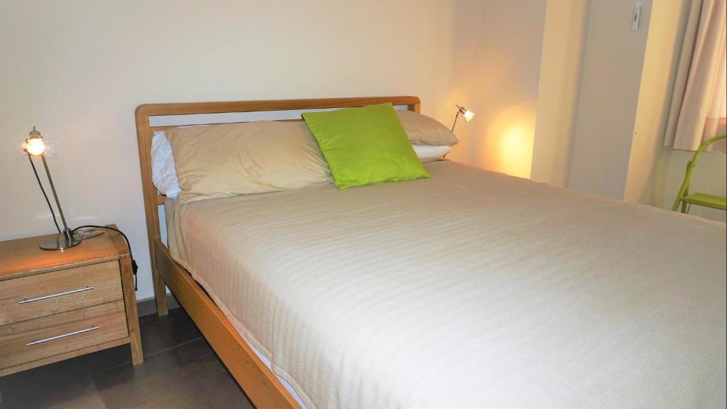 Posteľ alebo postele v izbe v ubytovaní VACAY Apartamento Gracia, Ubicación Inmejorable A Pocos Pasos de la Playa y Tiendas en la Costa Brava, l'Escala