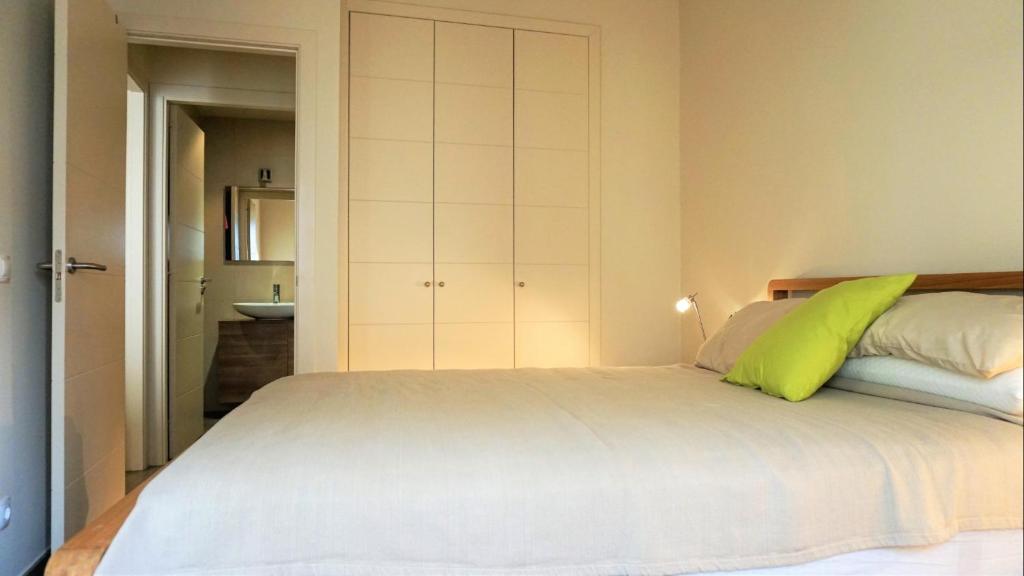 Posteľ alebo postele v izbe v ubytovaní VACAY Apartamento Gracia, Ubicación Inmejorable A Pocos Pasos de la Playa y Tiendas en la Costa Brava, l'Escala