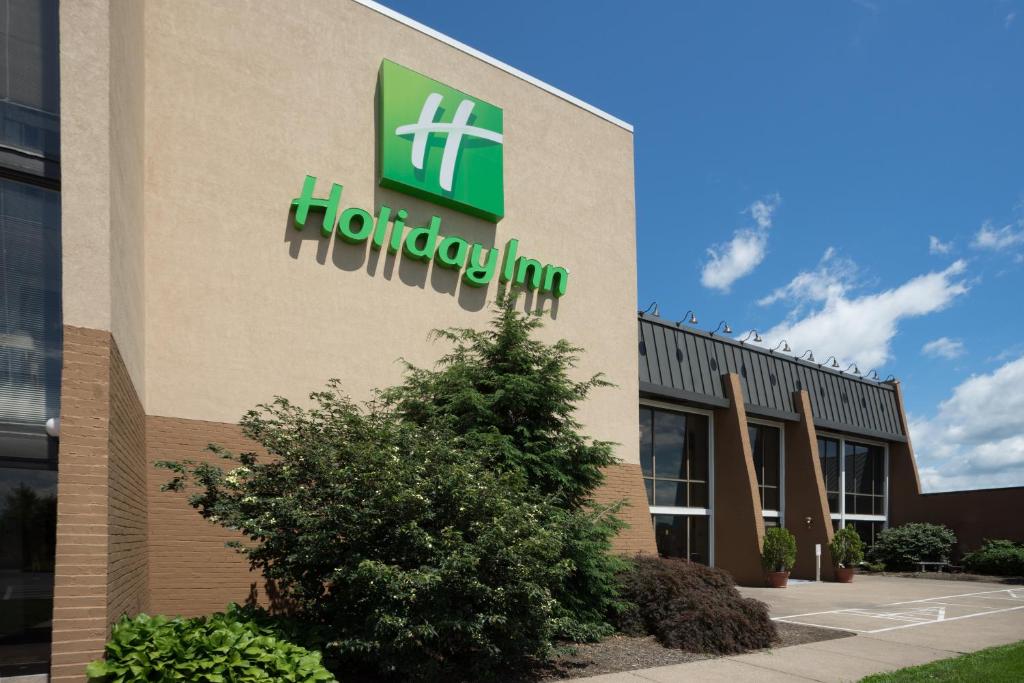 znak gospody na boku budynku w obiekcie Holiday Inn Harrisburg I-81 Hershey Area, an IHG Hotel w mieście Grantville