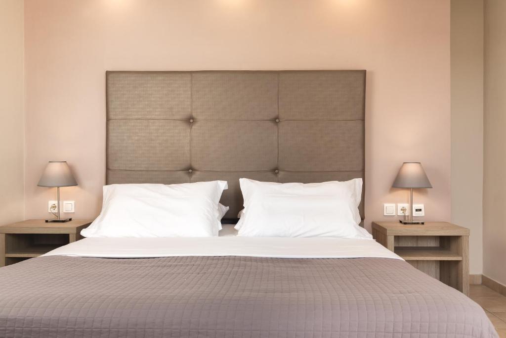 Ein Bett oder Betten in einem Zimmer der Unterkunft Pierros Hotel