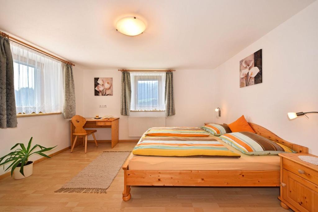 a bedroom with a bed and a desk at Nagelehof in Ridanna